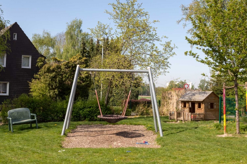 Außenbereich mit Vogelnestschaukel